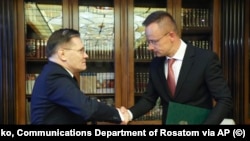 Szijjártó Péter és Alekszej Lihacsov, a Roszatom vezérigazgatója Moszkvában 2023. április 11-én