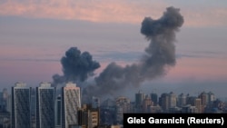  Дим се издига в небето над Киев след удари на съветска ракета и дрон, 29 декември 2023 година 