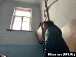 Райхан Қалдыбаева өзі тұрып жатқан Елшібек батыр көшесіндегі 89-үйдің ішкі жағын көрсетіп тұр. Шымкент, 4 наурыз, 2024 жыл.