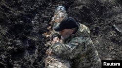 Украиналык аскер кызматчысы танктын жанында турат. Бахмут шаарына жакын жер. Украина, 10-апрель, 2023-жыл.