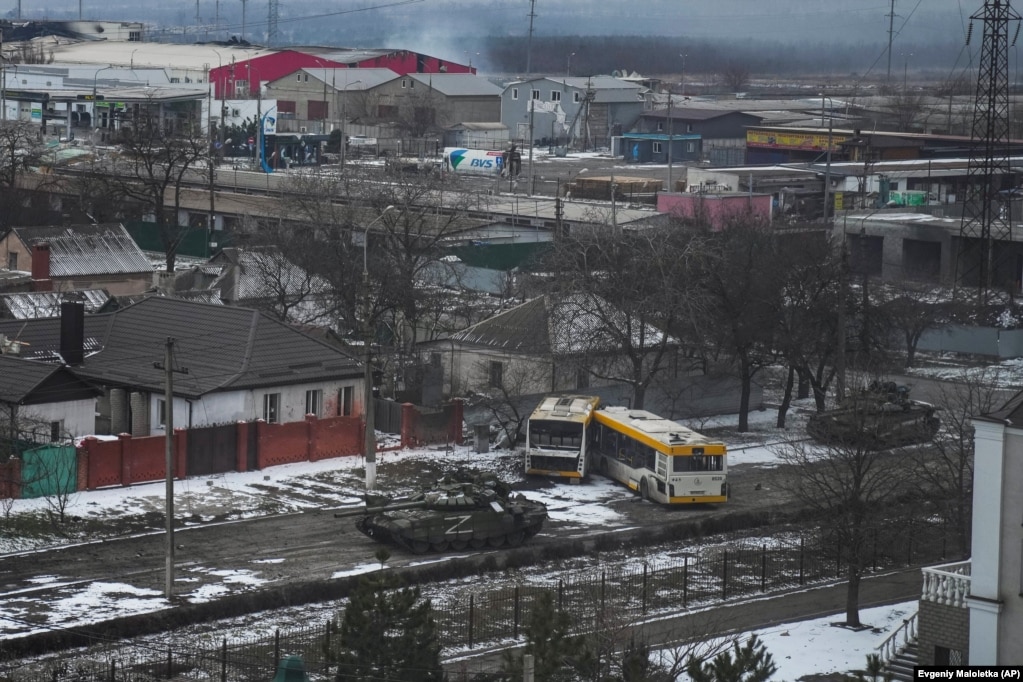 Tanke e ushtrisë ruse duke lëvizur në rrugët e Mariupolit në Ukrainë, më 11 mars 2022. Evgeniy Maloletka, AP