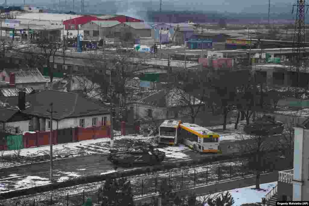 Tancurile armatei ruse se deplasează pe o stradă de la periferia orașului Mariupol. Ucraina, 11 martie 2022. World Press Photo, Europe, Stories: The Siege Of Mariupol by Evgeniy Maloletka, AP &nbsp;