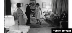 Олег Кассини учит Джеки Кеннеди танцевать твист. Фото Бенно Грациани. 1962