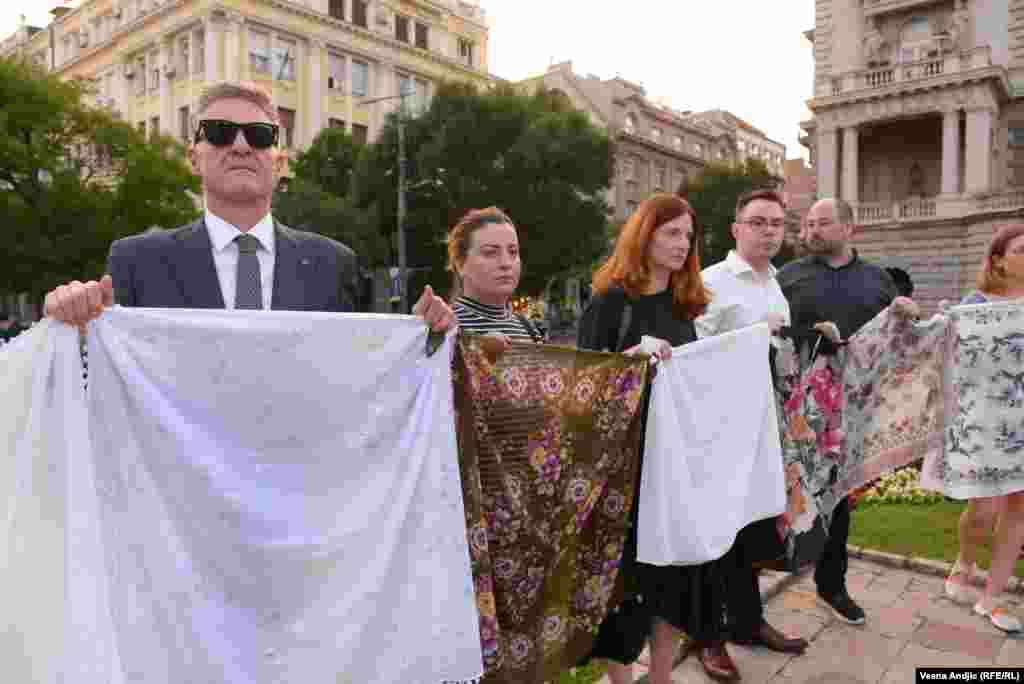 U komemorativnoj akciji u Begradu je učestvovalo više desetina građana, predstavnici nevladinih organizacija i pojedini opozicioni političari. Na fotografiji: opozicioni poslanici u parlamentu Srbije, Biljana Đorđević iz pokreta Ne davimo Beograd-Zeleno levi front (u sredini) i Natan Albahari iz Pokreta slobodnih građana (desno od Đorđević).