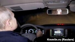 Руският президент Владимир Путин шофира в окупирания от руските сили украинския град Мариупол, 19 март 2023