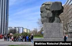 Monumenti i Karl Marxit në Kemnic.
