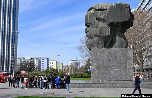 Monumenti i Karl Marxit në Kemnic.