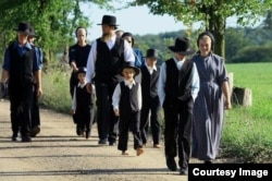 Семья амишей на прогулке