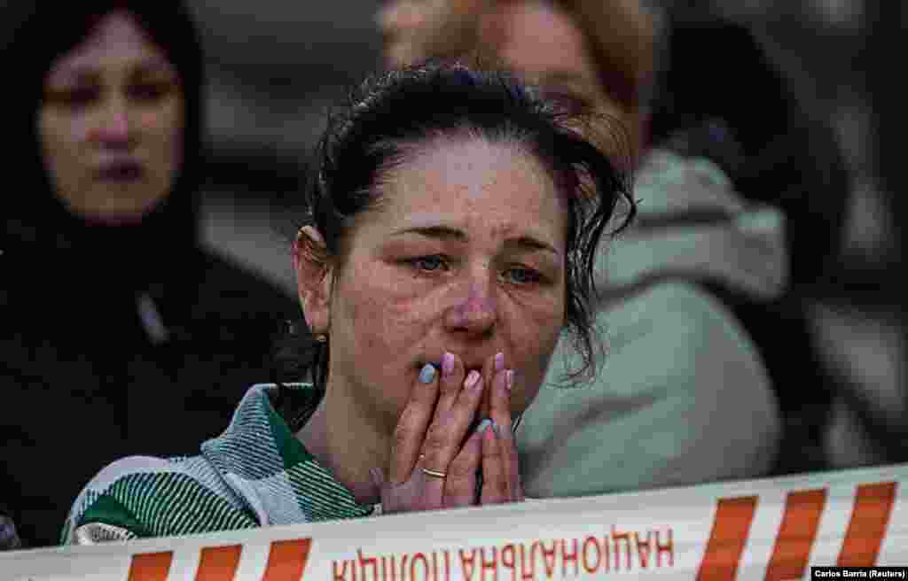 Reakcija jedne žene na mjestu teško oštećene stambene zgrade u Umanu.