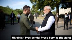 Premierul indian Narendra Modi (dreapta) și președintele ucrainean Volodimir Zelenski își strâng mâna înainte de a vizita un memorial dedicat copiilor uciși în timpul atacului rusesc asupra Ucrainei, la Kiev, pe 23 august.