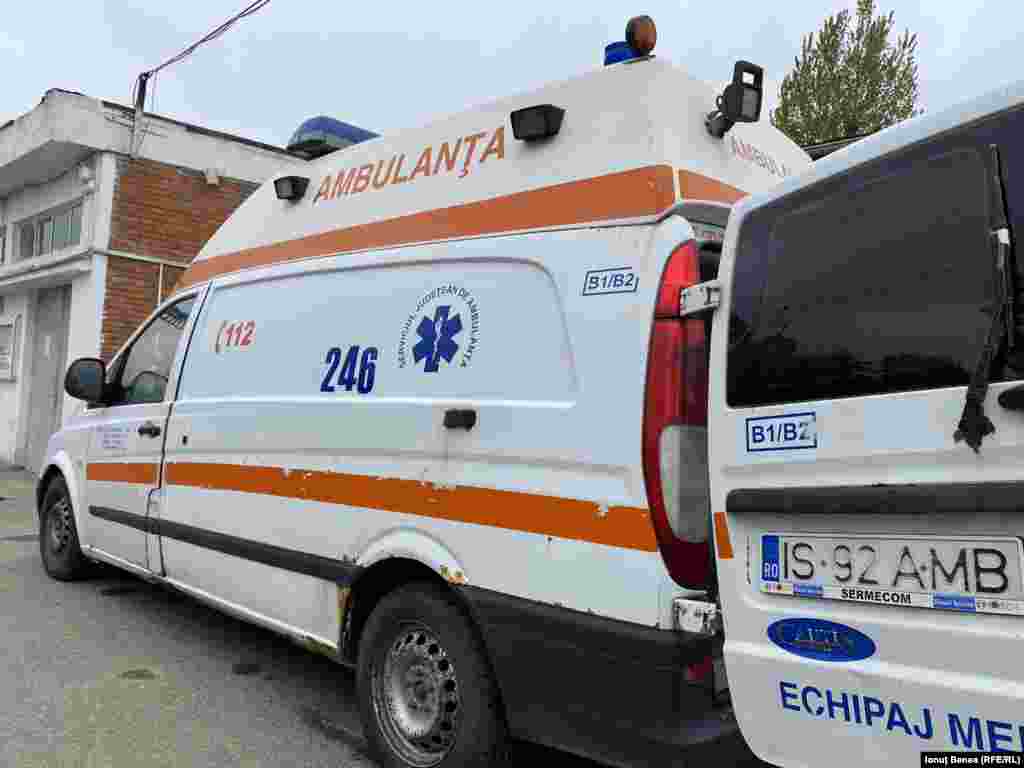 O ambulanță din curtea Serviciului Județean de Ambulanță Iași care, de asemenea, are peste un milion de kilometri la bord.&nbsp;