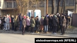 Редици граѓани чекаат ред за издавање на лични документи во полициска станица Пролет, Скопје.