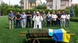 Похороны журналиста Айдоса Садыкова в Киеве. У тела — лидер крымских татар Мустафа Джемилев. 5 июля 2024 года