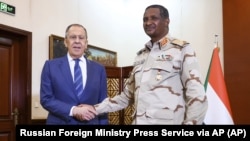 Ministrul rus de externe, Serghei Lavrov (stânga), și vicepreședintele Consiliului Suveran de Tranziție, generalul Mohamed Hamdan Dagalo. Khartoum, Sudan, 9 februarie 2023