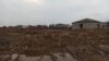 სამშენებლო ნარჩენების სტიქიური ნაგავსაყრელი საცხოვრებელი სახლების მახლობლად ქუთაისში.