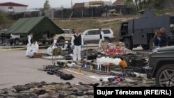 Oružje i vojna oprema koju je kosovska polcija pronašla u Banjskom posle napada 24. septembra u tom selu na severu Kosova