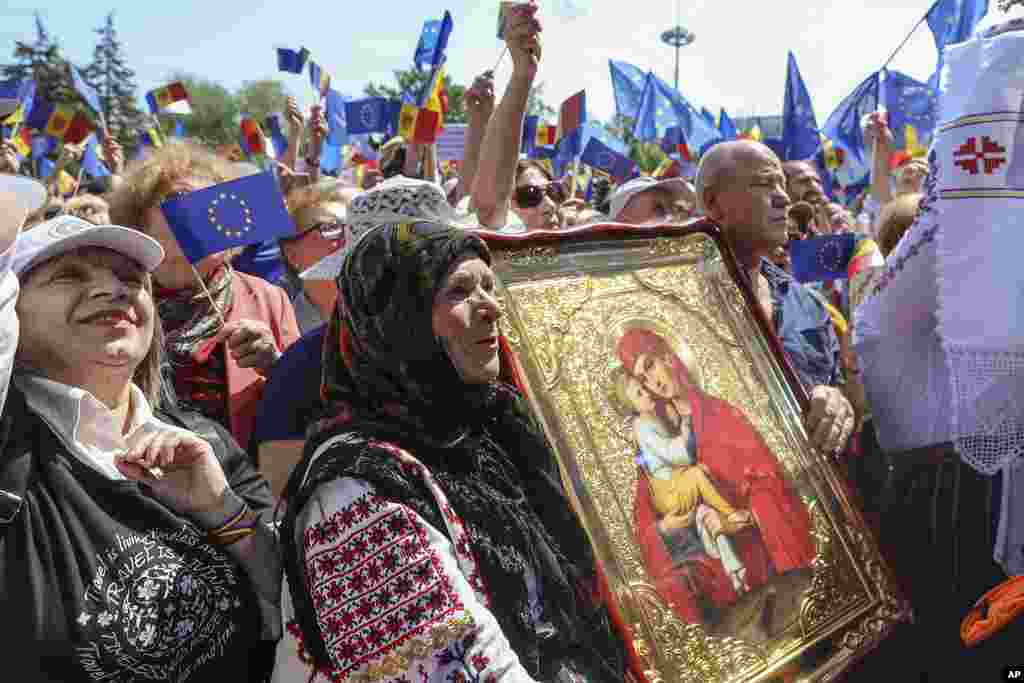 На площада в Кишинев хората развяваха молдовски знамена, някои бяха облечени с народни носии.&nbsp; Молдовци в чужбина също се събраха в Ирландия, Италия, Румъния и други страни, за да подкрепят гражданите в родината си.
