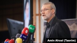 Bivši predsjednik parlamenta Ali Larijani obraća se medijima nakon što je prijavio svoju kandidaturu za predsjedničke izbore 2024. godine. 
