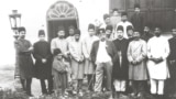 مظفرالدین شاه قاجار در یکی از هزاران قطعه عکسی که از آلبوم‌خانۀ کاخ گلستان در اینترنت منتشر شده است