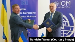 Directorul interimar al Serviciului Vamal din R. Moldova, Viorel Doagă (dreapta), împreună cu șeful adjunct al serviciului vamal ucrainean, Oleg Nikolaiciuk (stânga).