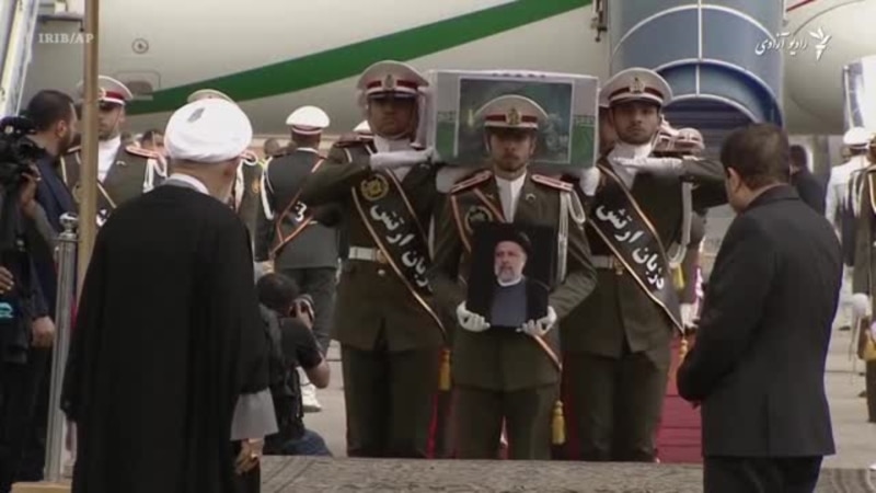 مراسم جنازۀ رئیسی در ایرن، مادر اعدام شده ها توسط رژیم مرگ رئیسی را 