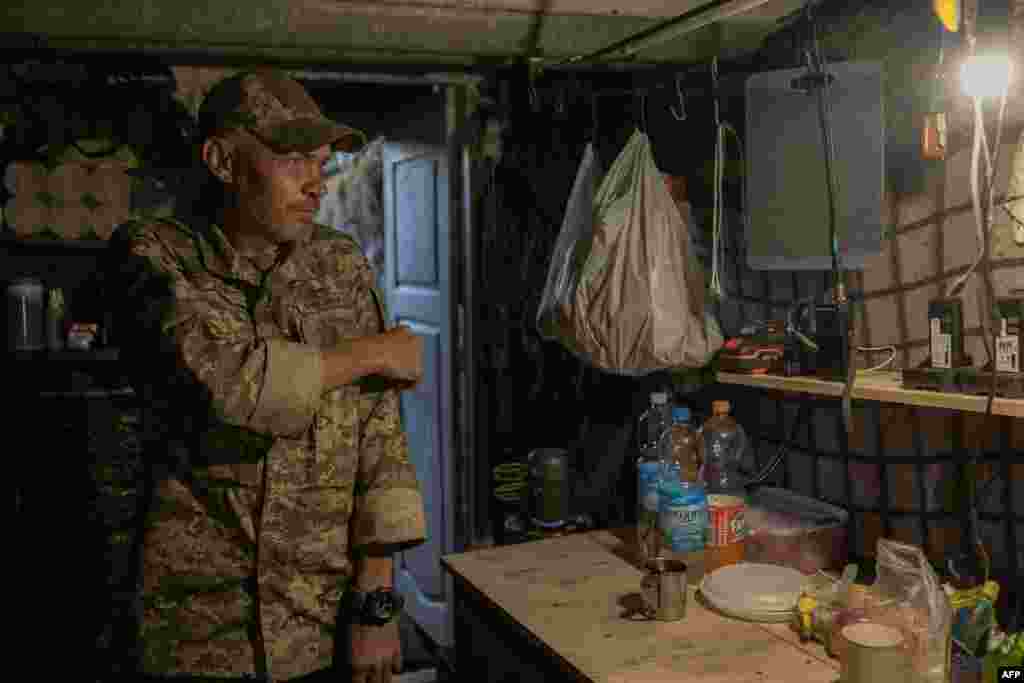 Український військовослужбовець Микола з позивним &laquo;Док&raquo; стоїть у бліндажі поблизу міста Оріхів у Запорізькій області 30 вересня 2023 року на тлі російського вторгнення в Україну.