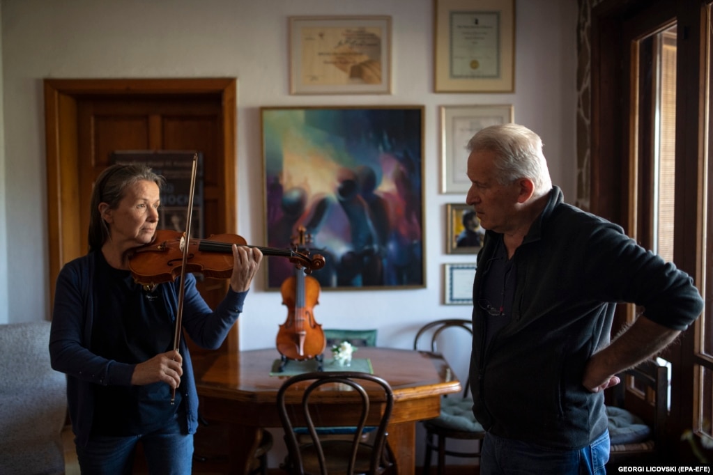Bogdanovski dëgjon ndërsa gruaja e tij, Marija -- një violiniste profesioniste -- teston tingullin e një prej krijimeve të tij të reja. Përtej kërkimit të cilësisë së tingullit, sfida të reja po i paraqiten gjithmonë këtij mjeshtri. Nipi i tij 10-vjeçar interpreton gjithashtu me violinë, duke i dhënë mundësinë Bogdanovskit të frymëzojë një brez tjetër muzikantësh dhe të sjellë gëzim në familjen e tij. &ldquo;Kjo është edhe një arsye më shumë pse ne vazhdojmë përpara&rdquo;, thotë Bogdanovski. &ldquo;Unë i bëra një violinë dhe tingëllon bukur në duart e tij. Ndërsa ata rriten, do të rriten edhe nevojat e tyre dhe shpresoj që kjo histori të zgjasë për një kohë të gjatë&rdquo;. &nbsp;