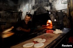 Палестинець випікає хліб, якого бракує мешканцям Гази. 16 жовтня 2023 року