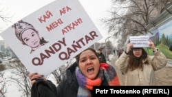 Активистки гражданского движения Oyan, Qazaqstan Асем Жапишева (на первом плане) и Бота Шарипжан. Алматы, 16 декабря 2023 года
