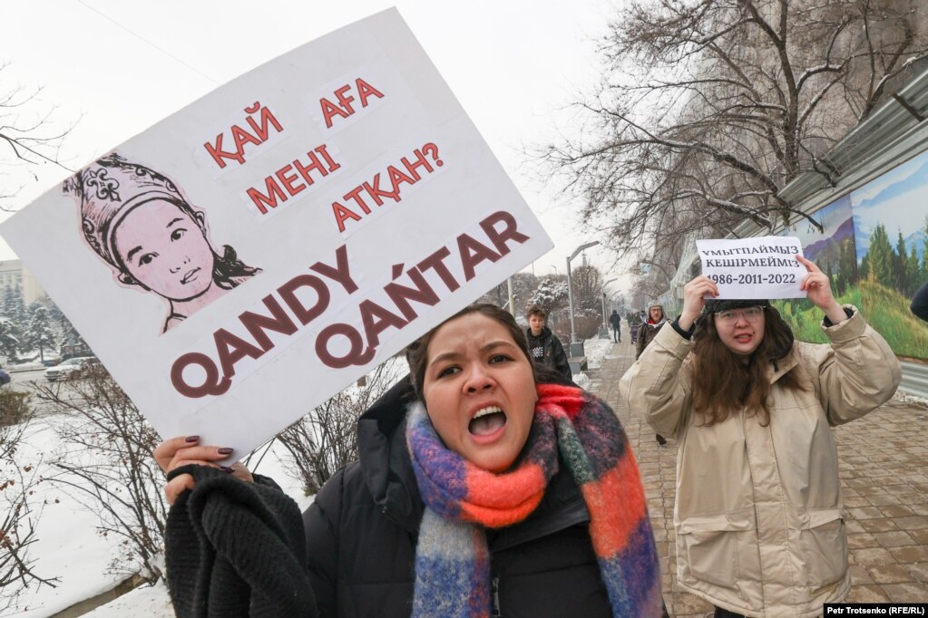 Активистки гражданского движения Oyan, Qazaqstan Асем Жапишева (на первом плане) и Бота Шарипжан. Алматы, 16 декабря 2023 года