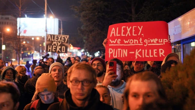 После смерти Навального россияне вышли на протестные акции в Грузии