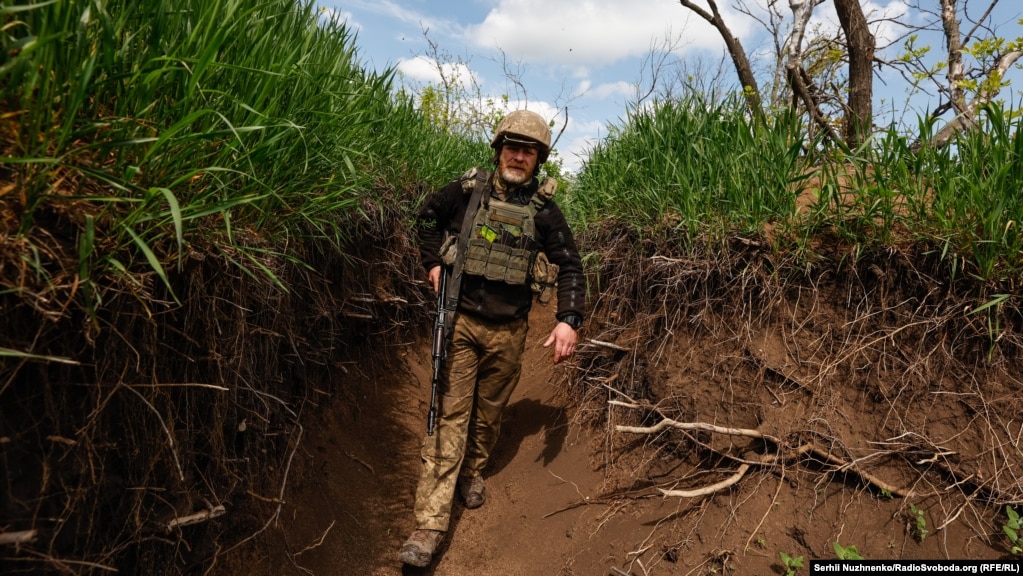 Нас зустрічає Володимир з Вінниччини, йому 51 рік. До повномасштабного вторгнення чоловік був різноробочим на виробництві. Ми швидко йдемо окопами, на відкритих ділянках&nbsp;&nbsp;пригинаємось і швидко перебігаємо.