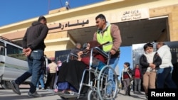 عبور شهروندان فلسطینی غزه از گذرگاه رفح برای ورود به مصر، ۱۲ بهمن ۱۴۰۲