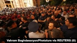 Armenia - Protesters approach law enforcement officers who stand guard outside the government building during a rally to demand the resignation of Armenian Prime Minister Nikol Pashinian, September 21, 2023.