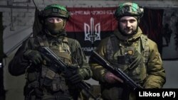 Українські військовослужбовці позують для фото в укритті на Донеччині, 21 лютого 2023 року