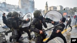 Sukobi demonstranata i policije tokom protesta, Buenos Aires, 12. juni 2024.