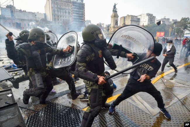 Protestuesit duke u përleshur me policinë pranë Kongresit argjentinas, teksa ligjvënësit votuan për një projektligj për reforma, Buenos Aires, Argjentinë, 12 qershor 2024.