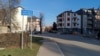 Ulica Srpska Varoš u Brčkom u kojoj se nalazi kuća u čijem su dvorištu pronađeni posmrtni ostaci dvije osobe, 31. januara 2024.