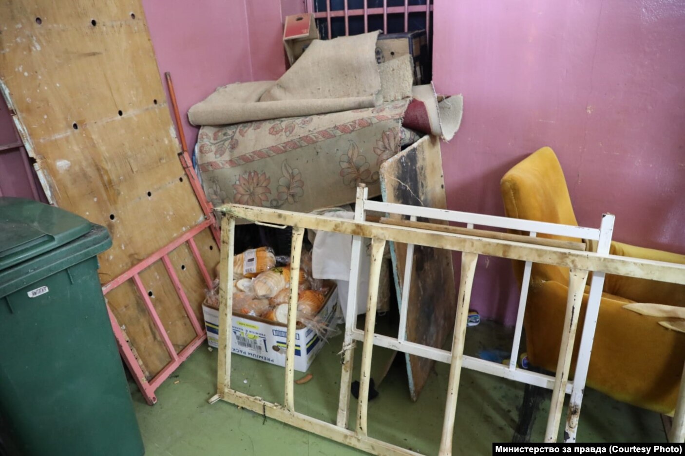 Një pjesë e një reparti ku lihen gjëra të panevojshme - aty shihet edhe njjë kuti me bukë.