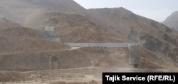 Работа рудника «Зарафшон», по словам местных жителей, загрязняет окружающую среду и негативно влияет на здоровье людей