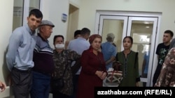 Diňle: Balkanyň edara-kärhanalaryna aýlyklary, pensiýalary, kömek pullaryny 10% ýokarlandyrmagy bes etmek barada habarnama paýlandy