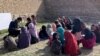 یک جوان افغان در شرق کابل برای کودکان محروم از درس٬ مکتب سیار ساخته است 