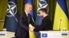 Stoltenberg kezet ráz Zelenszkij elnökkel Kijevben 2023. április 20-án