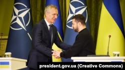 Stoltenberg kezet ráz Zelenszkij elnökkel Kijevben 2023. április 20-án