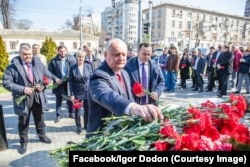 Mai mulți socialiști au depus flori la ambasada rusă de la Chișinău în memoria celor uciși în atacul terorist de vineri seara de la Crocus City Hall.