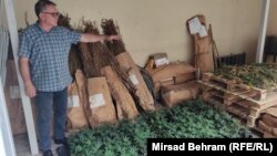 Ljudevit Marić, glasnogovornik mostarske policije, pokazuje novinarima zaplijenjenu drogu u Mostaru, 4. jula 2023.