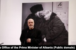 Kryeministri Edi Rama gjatë ekspozitës në Tiranë më 22 shkurt 2024.