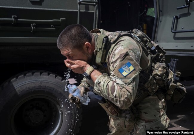 Після евакуації пораненого побратима з передової біля Вовчанська на Харківщині. 12 травня 2024 року