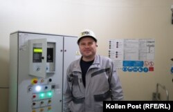 Maksim Bohadicja stoji unutar jedne od 19 operativnih vjetroturbina.