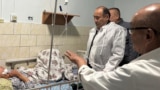 Министр здравоохранения КР Алымкадыр Бейшеналиев навещает одного из пострадавших в Сузакском районе, 3 мая 2024 г.